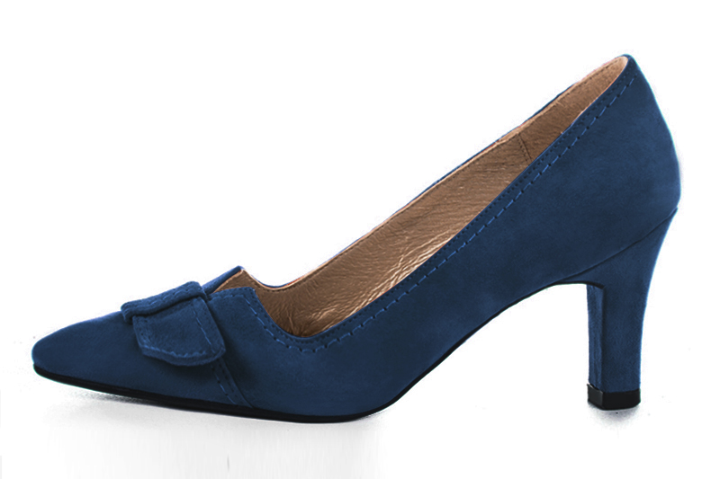 Navy blue women's dress pumps, with a knot on the front. Tapered toe. High kitten heels. Profile view - Florence KOOIJMAN